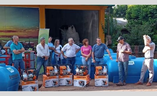 Imagen de El INYM entregó otros 19 tanques de agua y 20 motobombas a productores en Salto Encantado