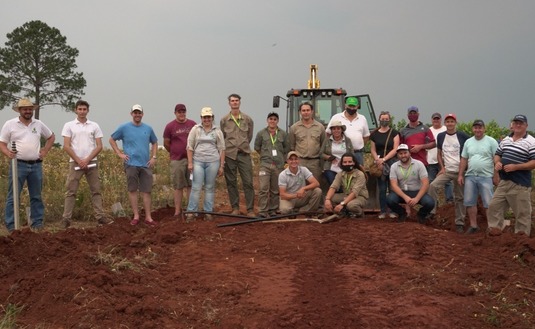 El ingeniero Matías Bazila, junto al equipo técnico y productores durante una jornada de sistematización de suelos.