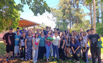 Imagen de El Mate en la Escuela: estudiantes de Santa Fe visitaron establecimientos yerbateros y entregaron un presente a la cooperativa que los apadrina Imagen de El Mate en la Escuela: estudiantes de Santa Fe visitaron establecimientos yerbateros y entregaron un presente a la cooperativa que los apadrina